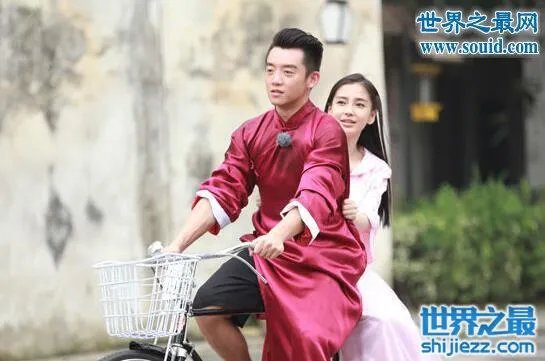杨颖的胸口给郑恺亲吻,嘴对嘴吃饼干双唇紧贴