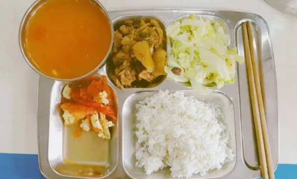 公司规定员工倒掉3次午餐将被开除，这能有效避免浪费吗？