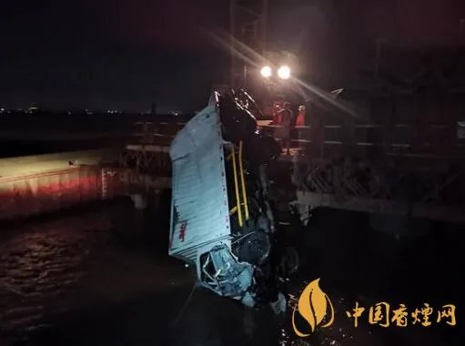 珠海坠海货车已打捞上岸司机失联 打捞现场照片曝光