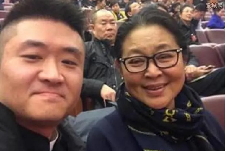 倪萍为董卿擦去泪水 两代央视花旦同框令人感动
