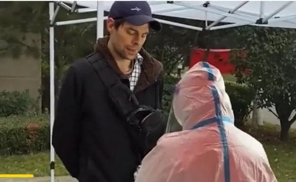 西安一外籍男子当众辱骂防疫的人员,他的行为是否已经违法了?
