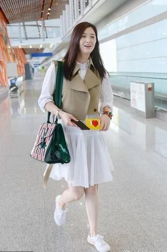 蒋欣现身机场 衣着宽松被吐槽像孕妇（图）