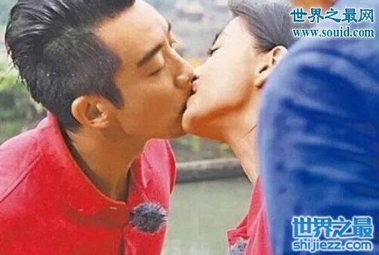 杨颖的胸口给郑恺亲吻,嘴对嘴吃饼干双唇紧贴