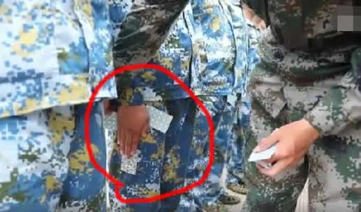 新生夹扑克站军姿：一手夹6张扑克站军姿的样子画面