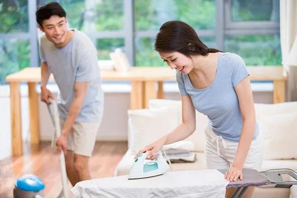 委员建议男女共担社会化分担家务