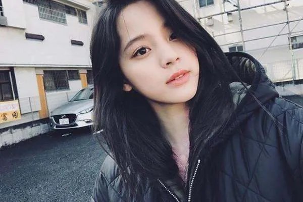 欧阳娜娜送张子枫定制吉他,她们的关系真的那么好吗?