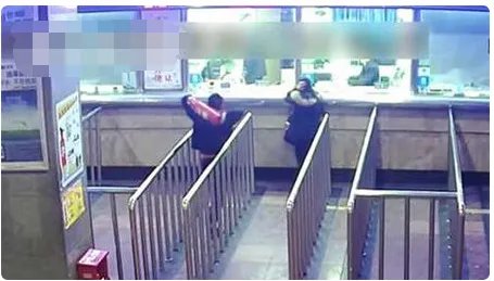 男子醉酒连误两趟车一怒之下做了什么事?