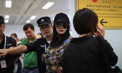 杨幂被赶出机场,大家怎么看?