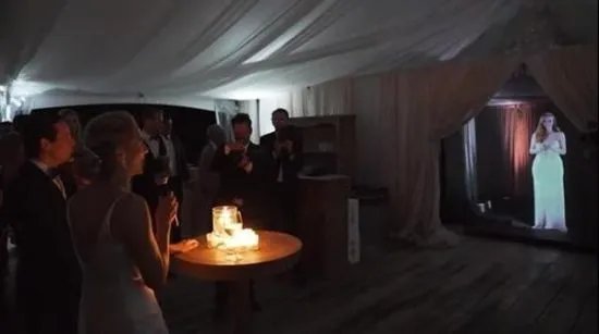 英国一伴娘以全息影像参加好友婚礼 方式炫酷科技感十足