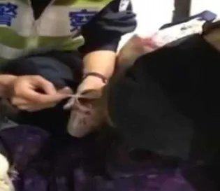 谁喂迷路老人喝粥?