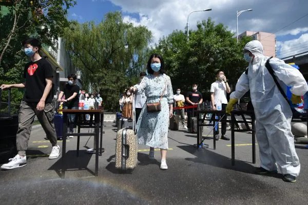 成都理工学生称学校一切正常,学生在校期间应该出去玩吗?