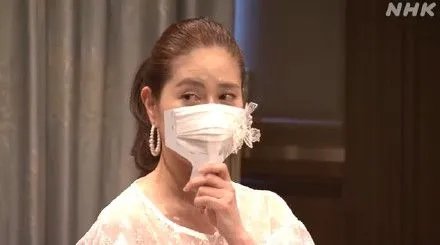 日本京都推广手持口罩：吃饭时放下 聊天时举起