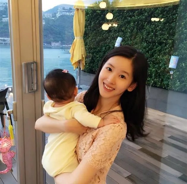 奶茶妹妹抱女出镜 网友：女儿颜值能超过妈吗