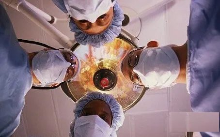 病人在死亡手术台一幕吓傻医生（图）