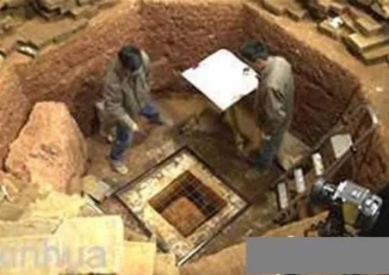 白蛇之谜:原来是雷峰塔地宫藏宝藏（图）