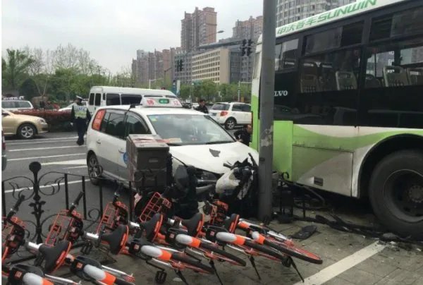 上海公交车撞上人行道并致1人死亡是怎么回事？