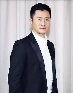 吴京参加活动被冻到原地转圈圈,艺人的工作有多辛苦?