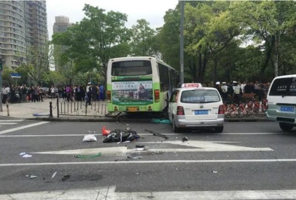 上海公交车撞上人行道并致1人死亡是怎么回事？