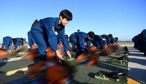 空军第十二批女飞行学员完成首次跳伞,场面有多壮观?