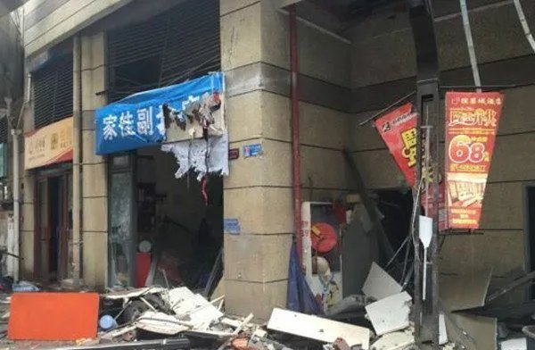 重庆新开餐馆发生爆炸 餐馆被炸面目全非事故造成三人受伤