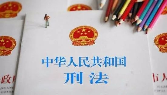 老人跪地遭儿暴打是什么情况?