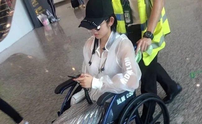 唐艺昕怀孕了肚子超大 唐艺昕坐轮椅现身