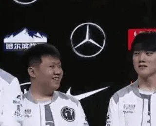 IG战胜TES,替补中单成唯一没有应援礼物选手,尴尬左顾右盼,什么情况?