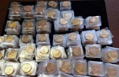 夫妇捡了一破铁罐 里面东西值3.7亿(满满金币一千多块)