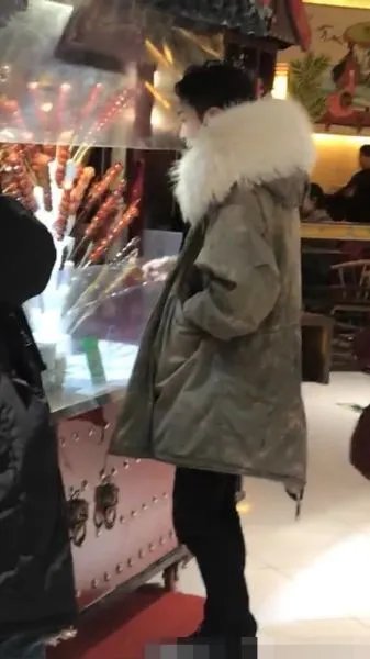 张艺兴小摊被偶遇是怎么回事？具体什么情况