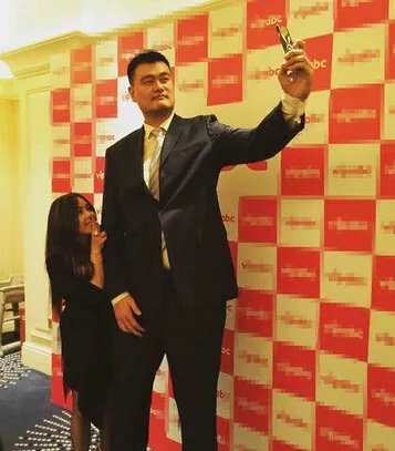 张惠妹合影姚明显娇小 揭张惠妹为什么爆肥真相揭秘