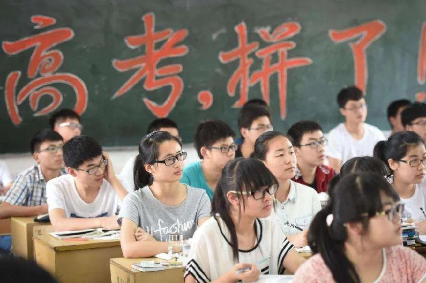 母亲把高考女儿送错考点当场痛哭,为何会走错考点?