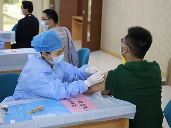 国内新冠疫苗接种超14亿用了多长时间？