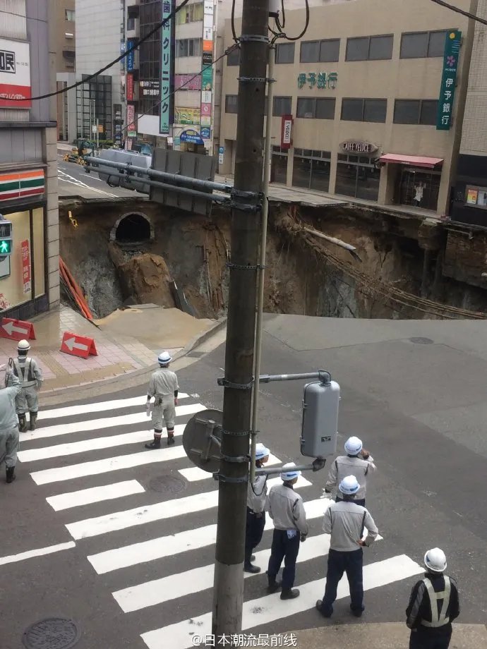 日本福冈路面塌陷 塌陷面积达900多平方米