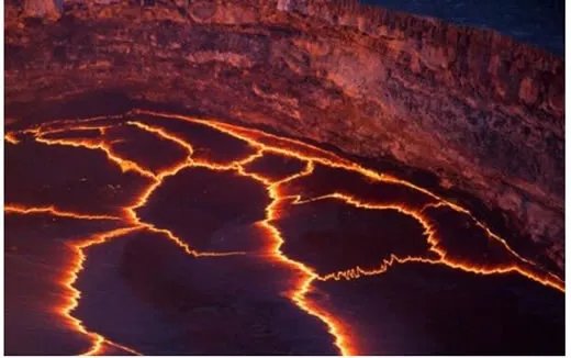 女子作死火山边洗澡 下这一幕让人后怕！