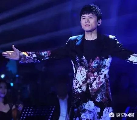 《我是歌手》张杰戴黑色鸭舌帽什么歌？