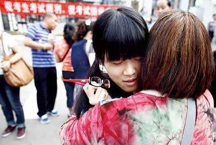 母亲把高考女儿送错考点当场痛哭,为何会走错考点?