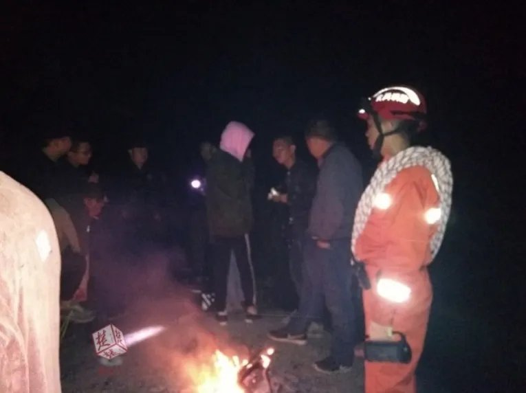 警民放烟花寻人后找着了吗？
