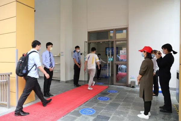 成都理工学生称学校一切正常,学生在校期间应该出去玩吗?