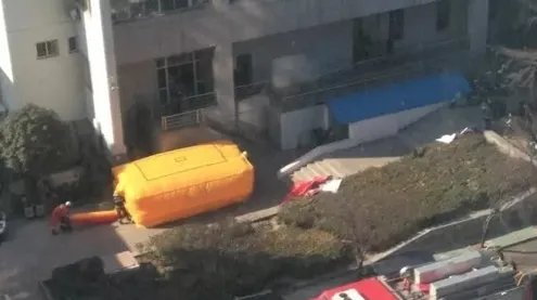 女子欲跳楼被踹回是怎么回事?