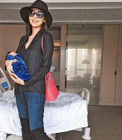 吴佩慈儿子满月照曝光 揭吴佩慈给儿子取名汉斯的原因