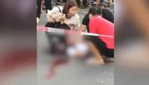 出租车撞倒小学生未刹车再撞奥迪是怎么回事？
