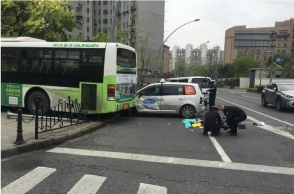 上海公交车撞上人行道并致1人死亡是怎么回事？