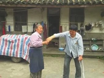是什么让她坚持照顾儿媳18年?
