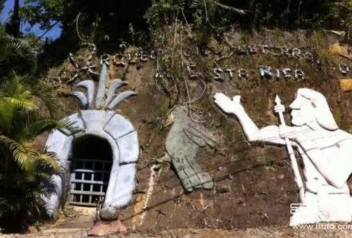 老人山上挖洞:竟挖出一座地宫（组图）