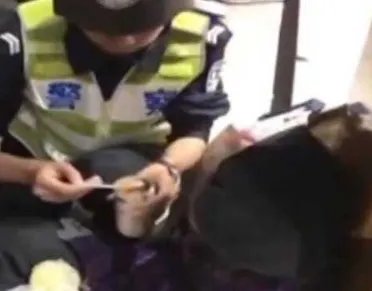 谁喂迷路老人喝粥?