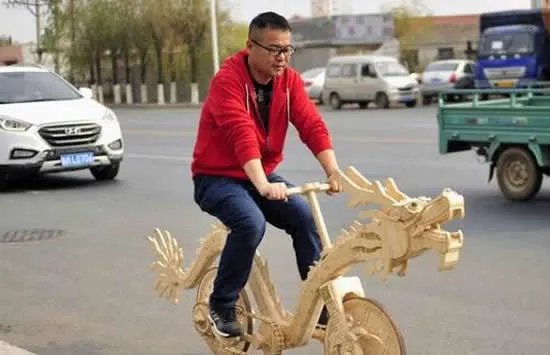 用22000根雪糕棍做龙形自行车 网友:果然高手在民间!