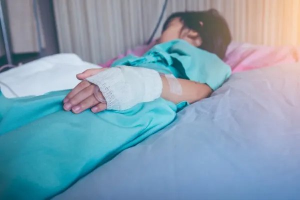 “夺命保温杯”热水进毒水出,遭央视多次曝光,我们该如何鉴别?