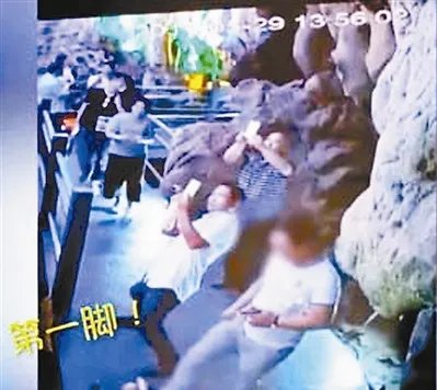 游溶洞踢断钟乳石是怎么回事？
