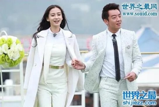 杨颖的胸口给郑恺亲吻,嘴对嘴吃饼干双唇紧贴