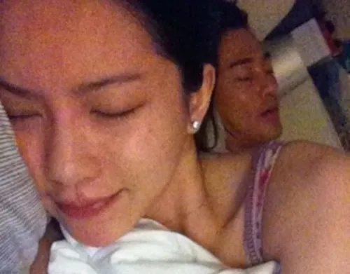 潘霜霜未经处理雅照疯传 挤巨乳床照流出
